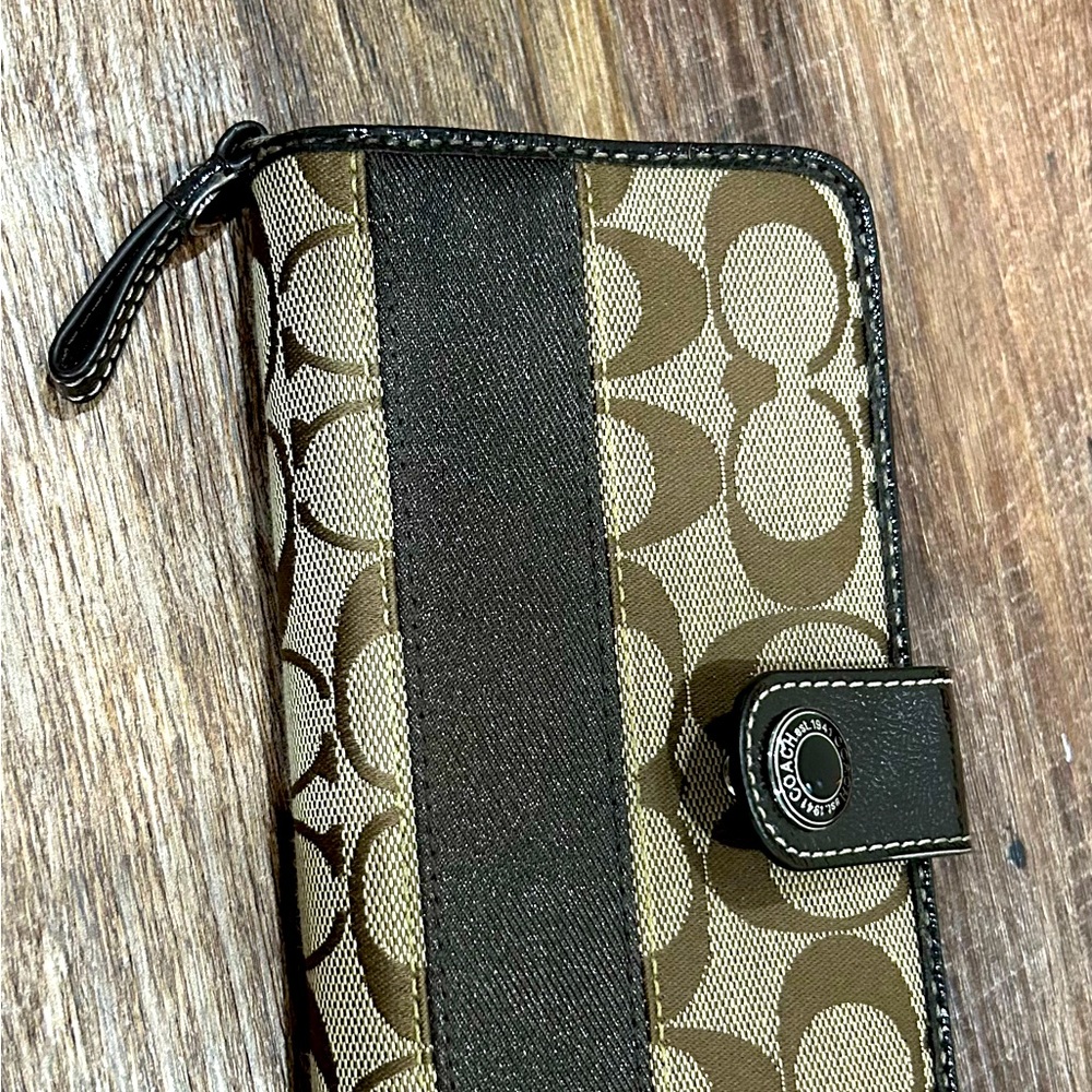Coach wallet Signature stripe C logo